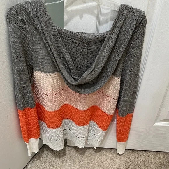 Beautiful color block light weight hooded sweater - Picture 4 of 4